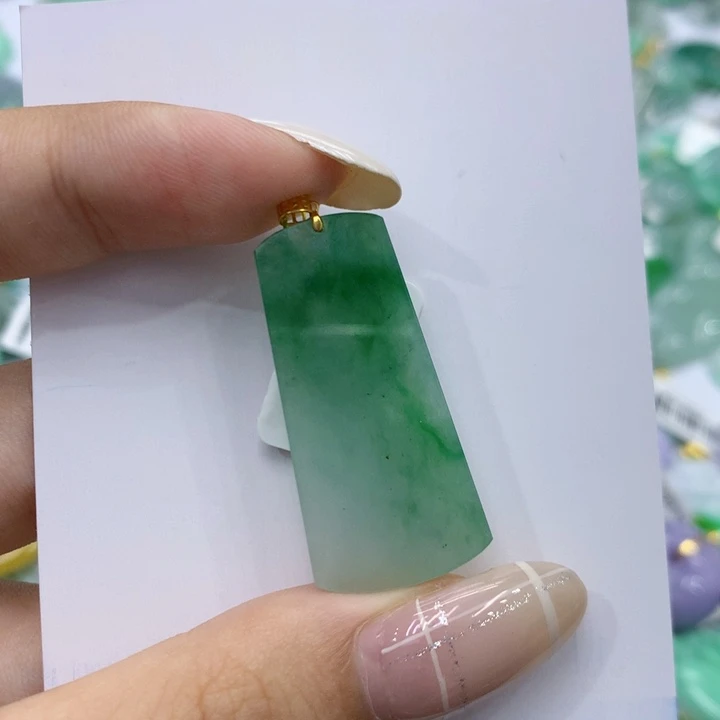 颈饰18K金镶嵌翡翠