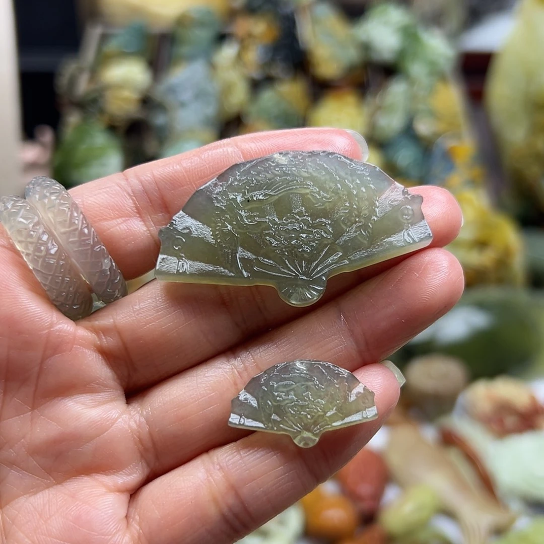 岫玉未镶嵌颈饰灰冰料扇子