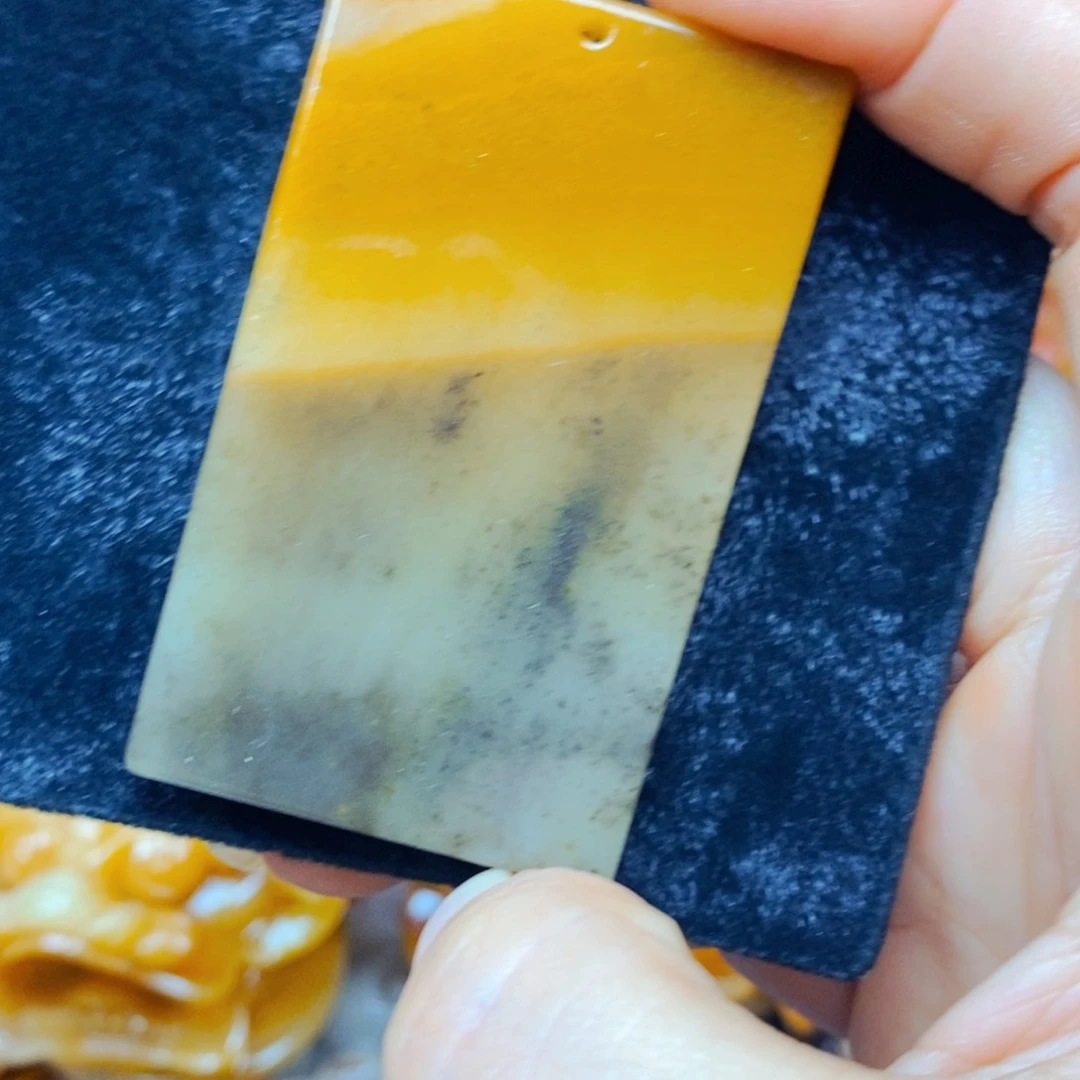 未镶嵌石英质玉（黄龙玉）颈饰