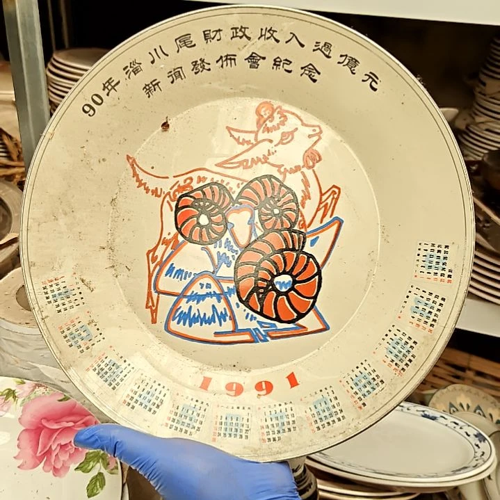 瓷片盘子碗茶壶啥都有