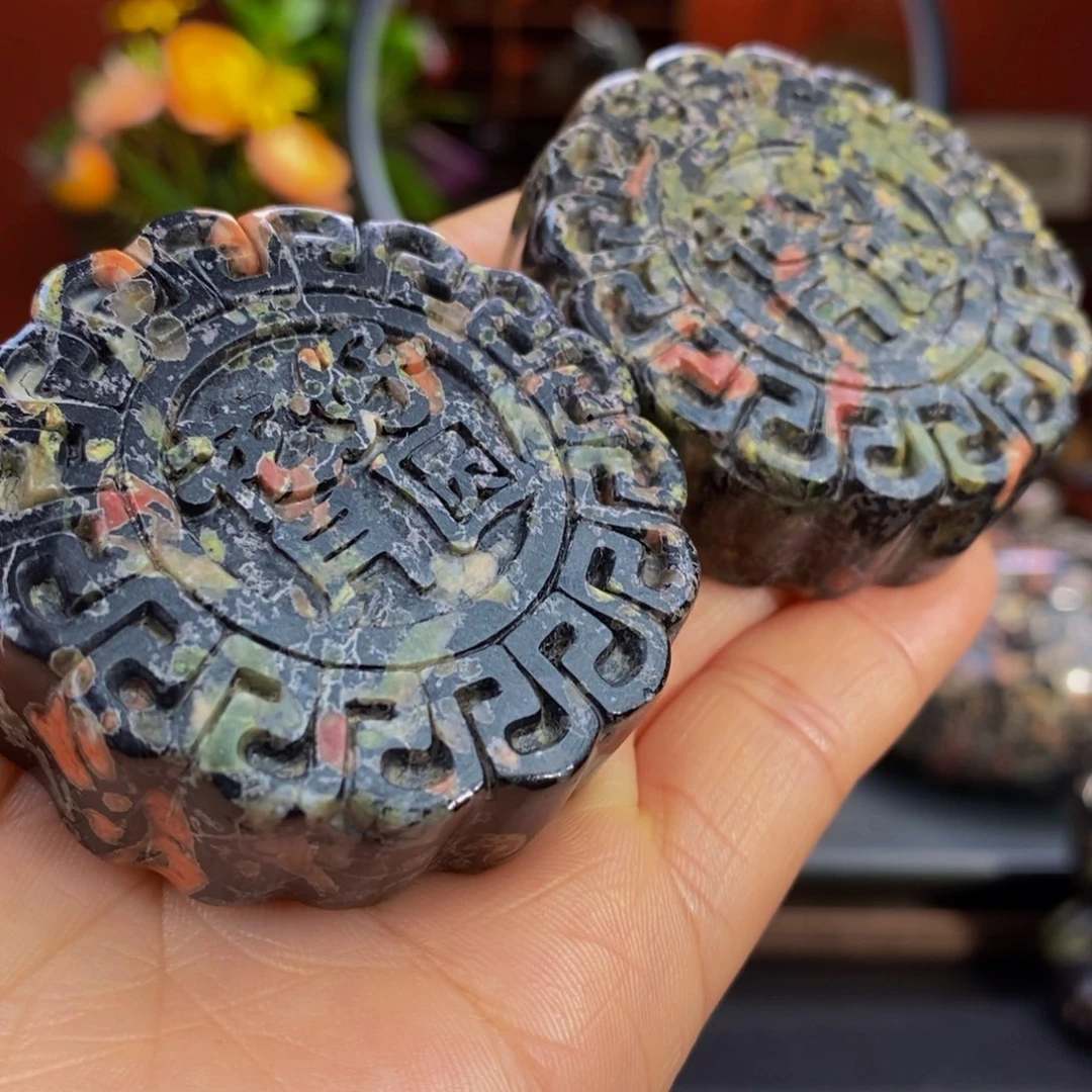 梅花玉精美梅花月饼
