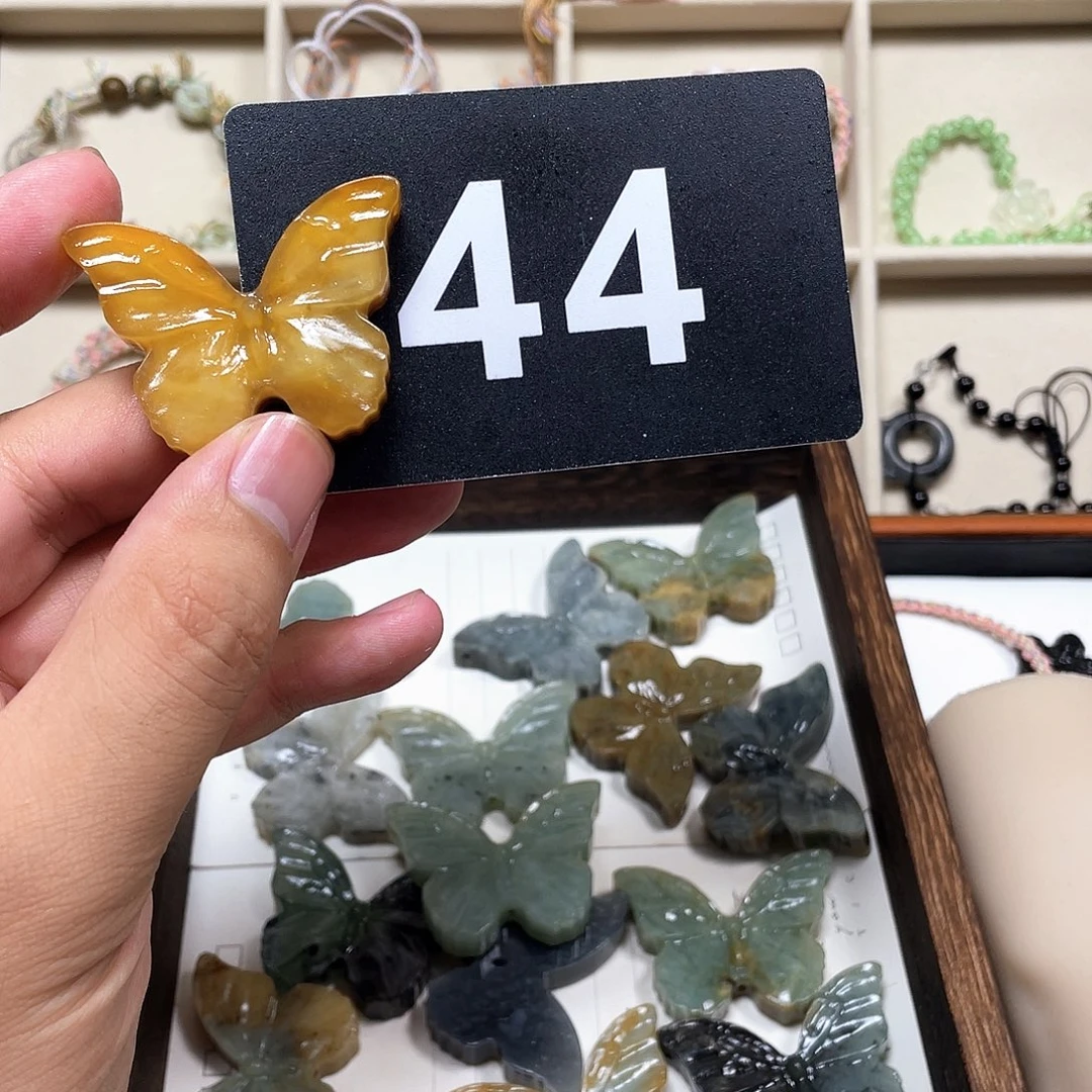 云****合金蛇纹石玉颈饰