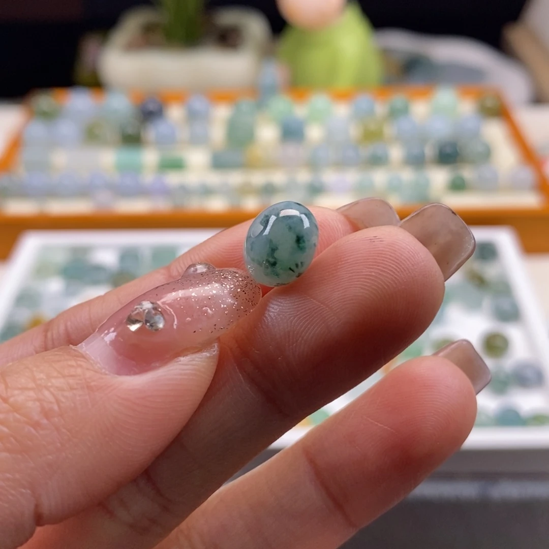 翡翠散珠天然翡翠飘花10×7，有内纹