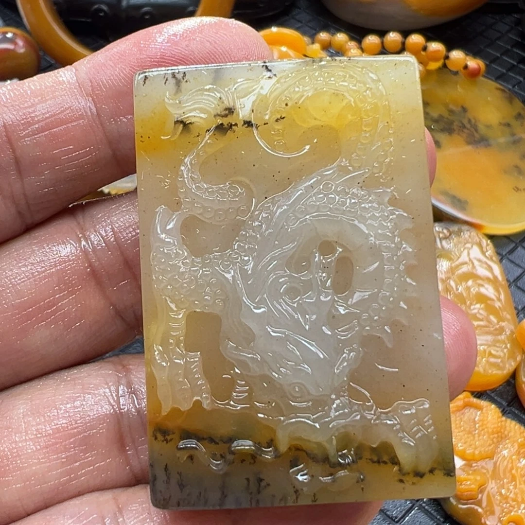 黑***龙石英质玉未镶嵌颈饰