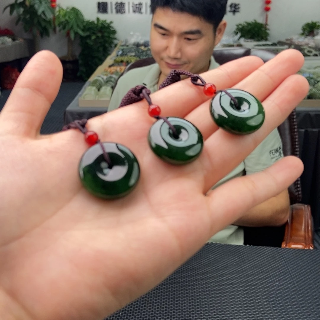 和田玉未镶嵌颈饰颜色多样性发拍一发一