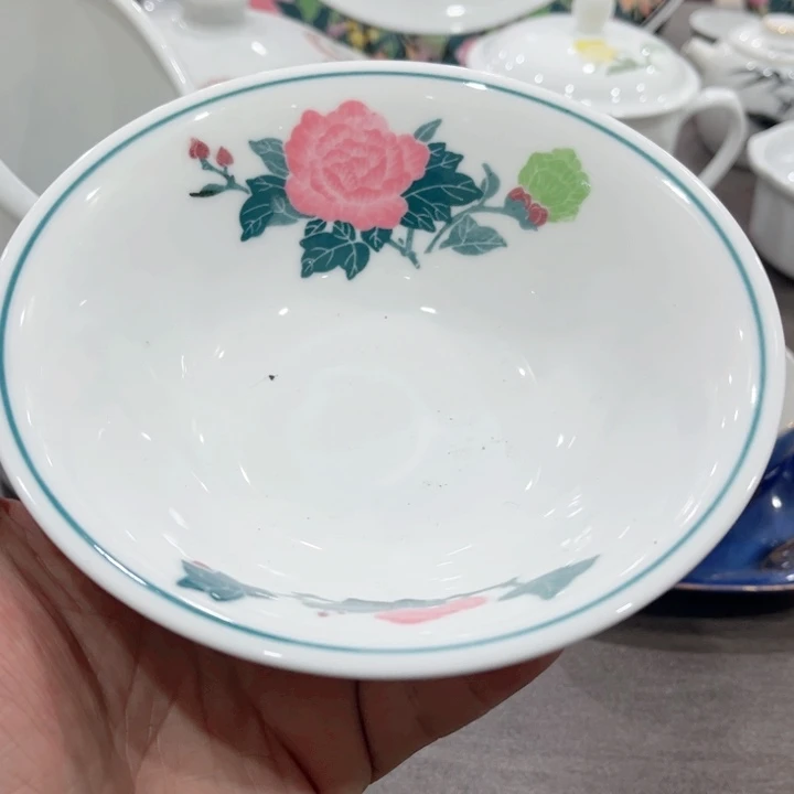 杯釉下五彩的瓷器和瓷器