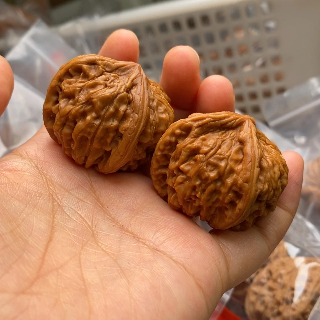 文玩核桃把件东*血麒麟三棱