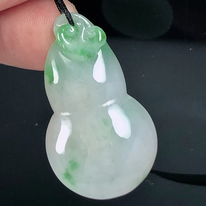 缅甸天然翡翠A货，冰润飘阳绿葫芦吊坠精美细腻官方正品玉葫芦挂坠