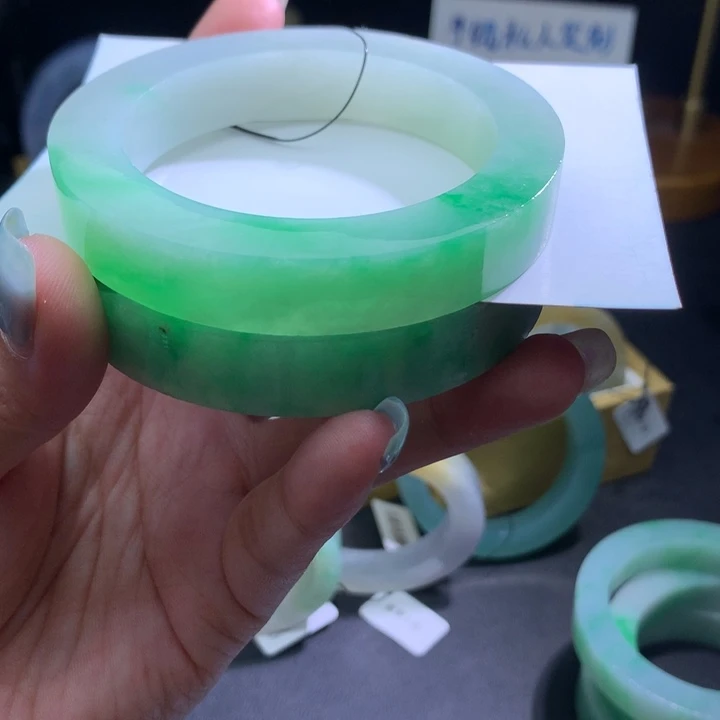 未镶嵌翡翠手镯定制翡翠