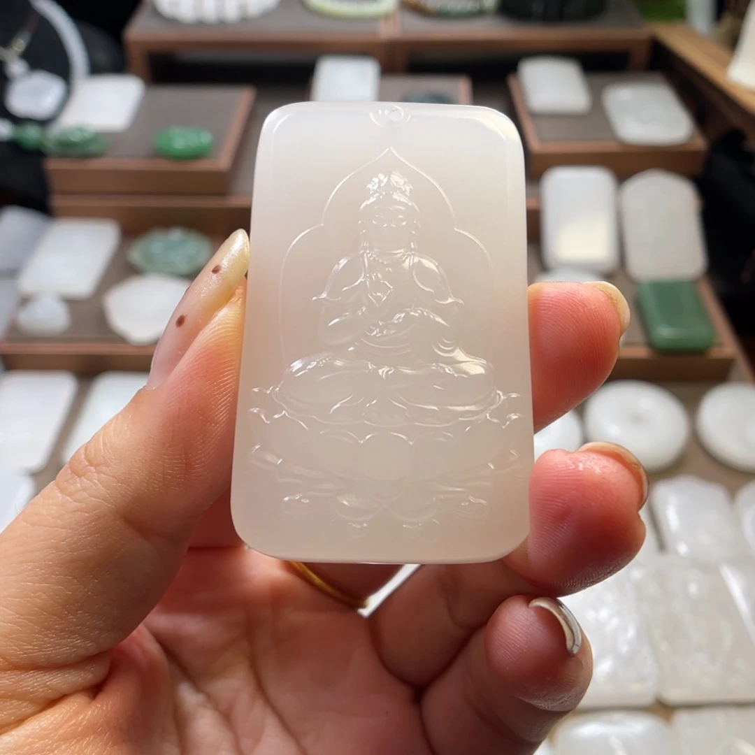 厚***本石英质玉（金丝玉）未镶嵌颈饰