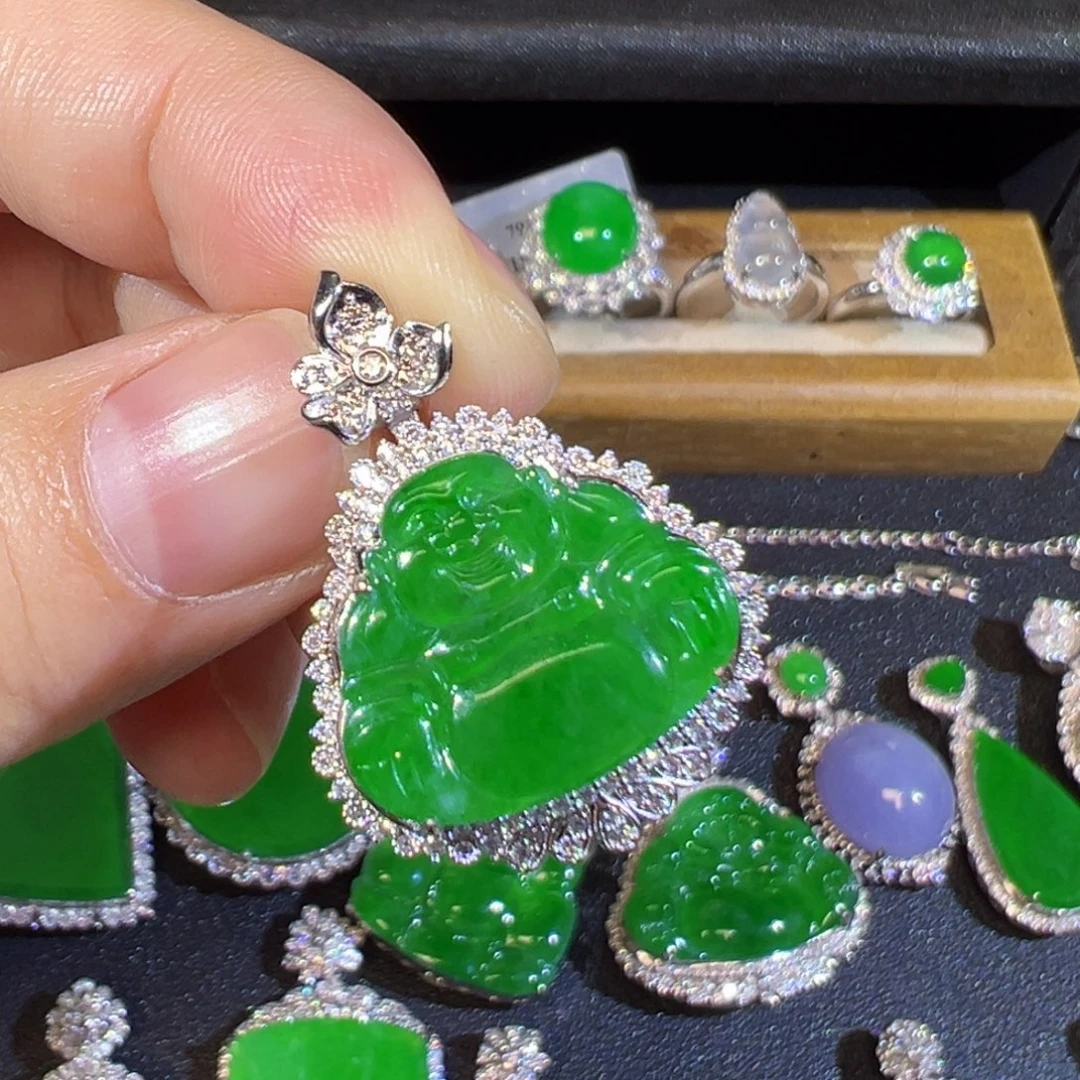 用***8翡翠18K金镶嵌颈饰