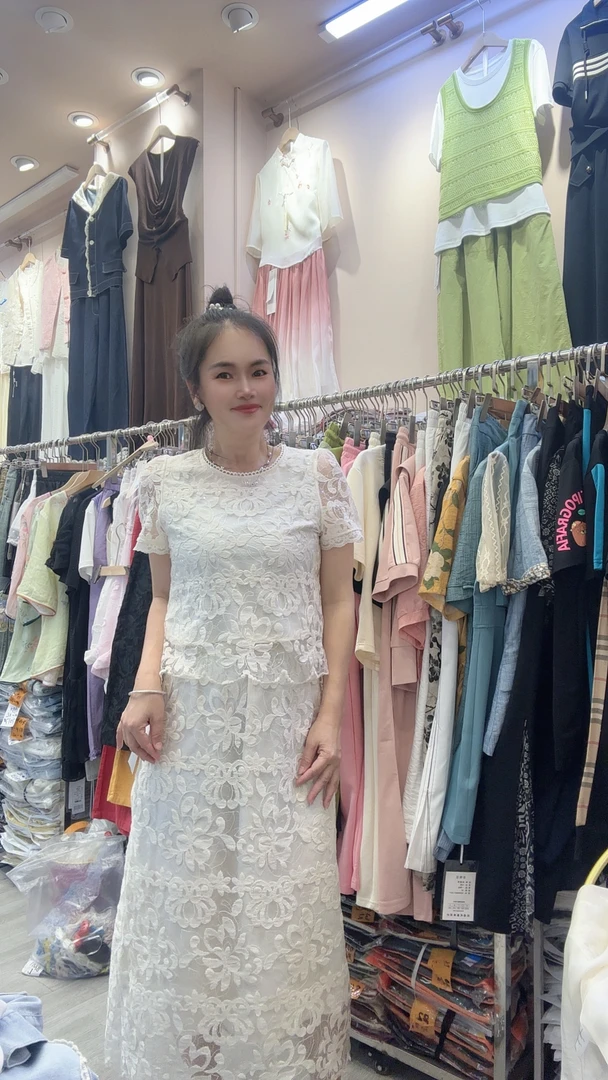 圆领蕾丝刺绣花朵上衣一步半身裙两件套套装时尚洋气