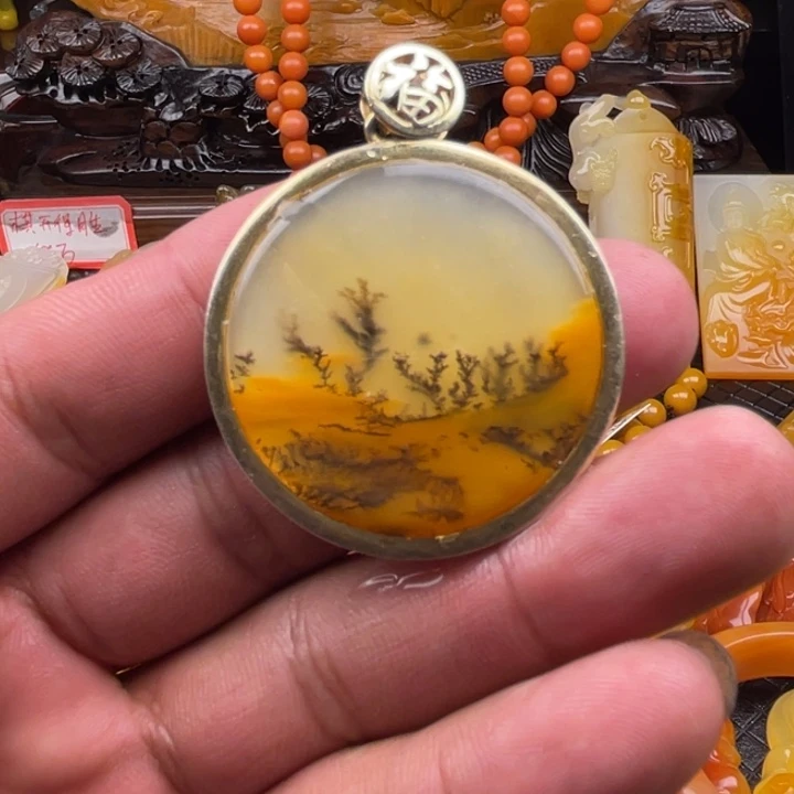 石英质玉（黄龙玉）挂件合金秋****）