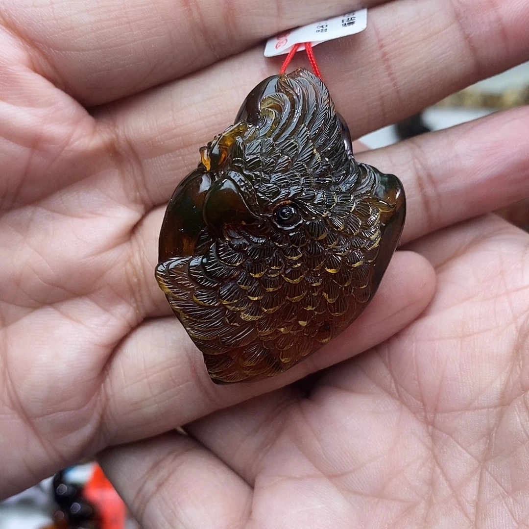 琥珀未镶嵌裸石雕刻