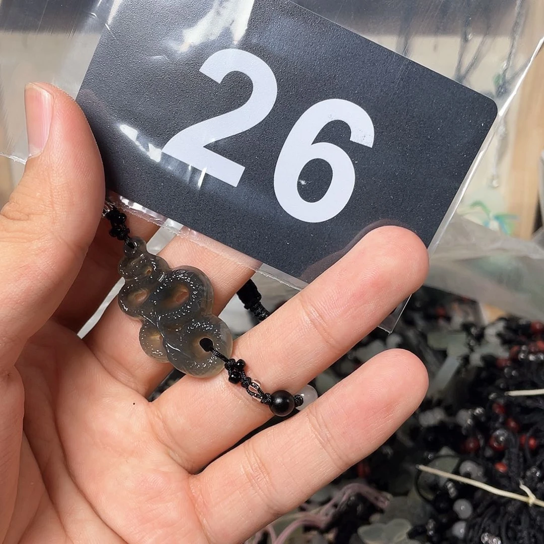 蛇纹石玉颈饰合金