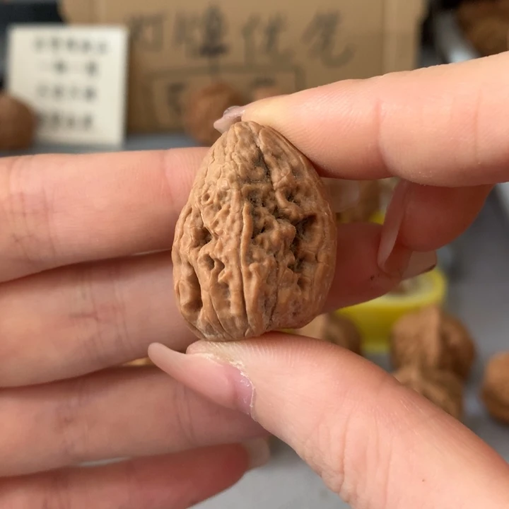 学***持吊坠文玩核桃异形单只，有瑕疵