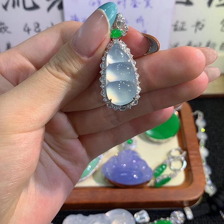 颈饰18K金镶嵌翡翠