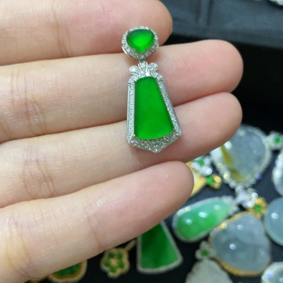 人***客颈饰18K金镶嵌翡翠吊坠