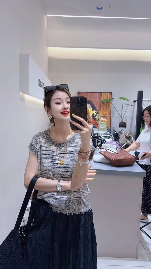 倩倩家镂空圆领上衣