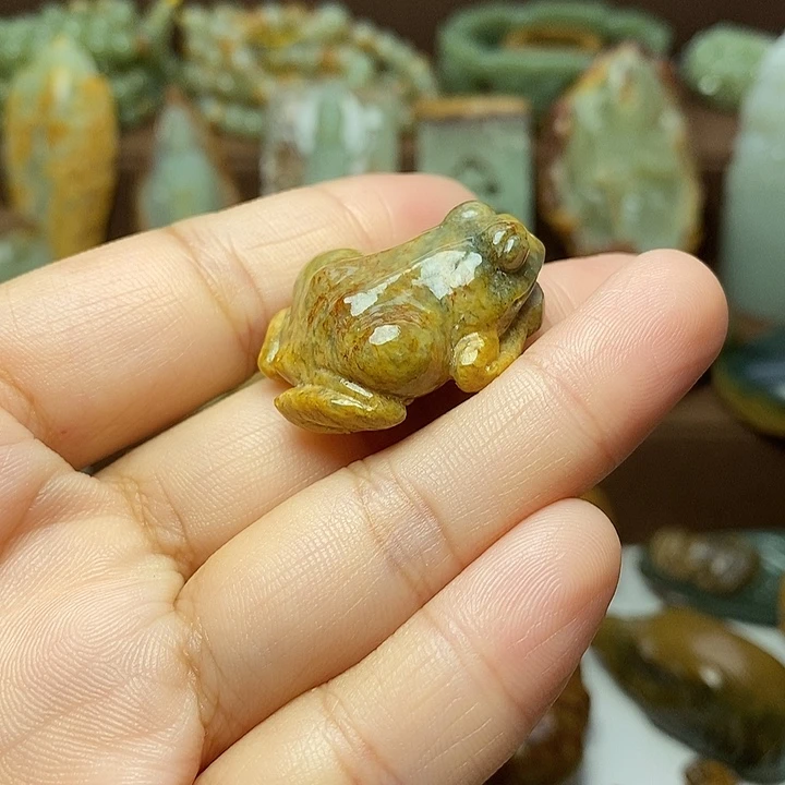 大***人颈饰未镶嵌岫岩河磨玉（透闪石质玉）