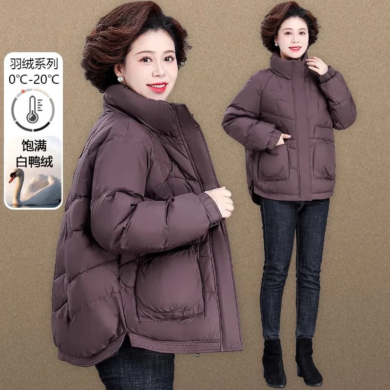 50多岁中年妈妈冬装羽绒服短款洋气大码中老年女200斤秋冬款外套