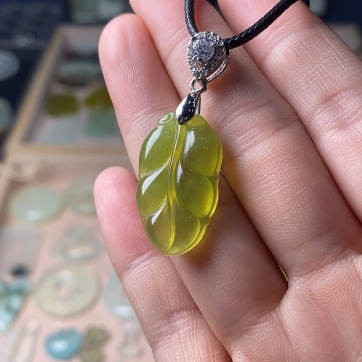 蛇纹石玉颈饰未镶嵌