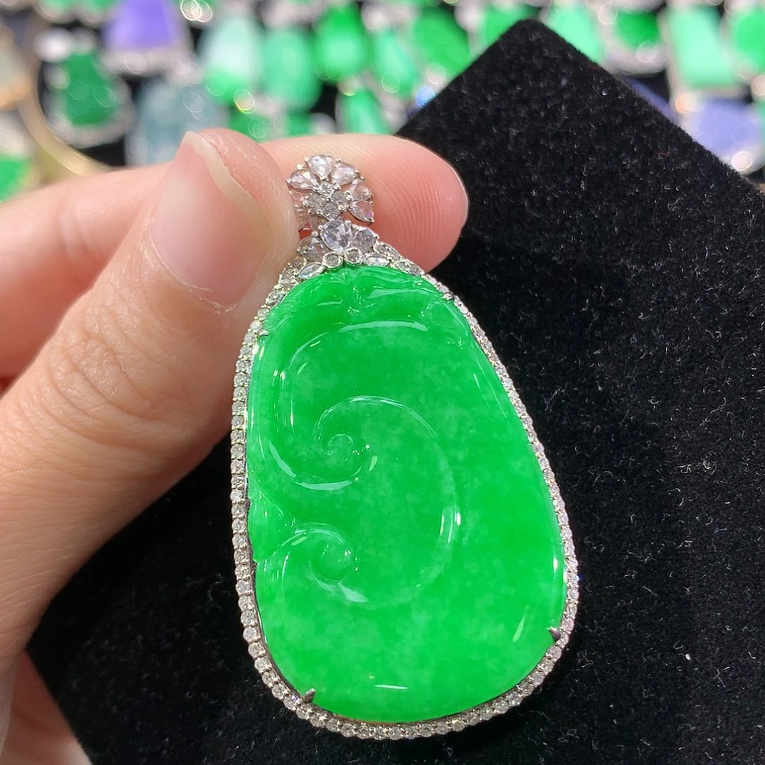 翡翠18K金镶嵌颈饰