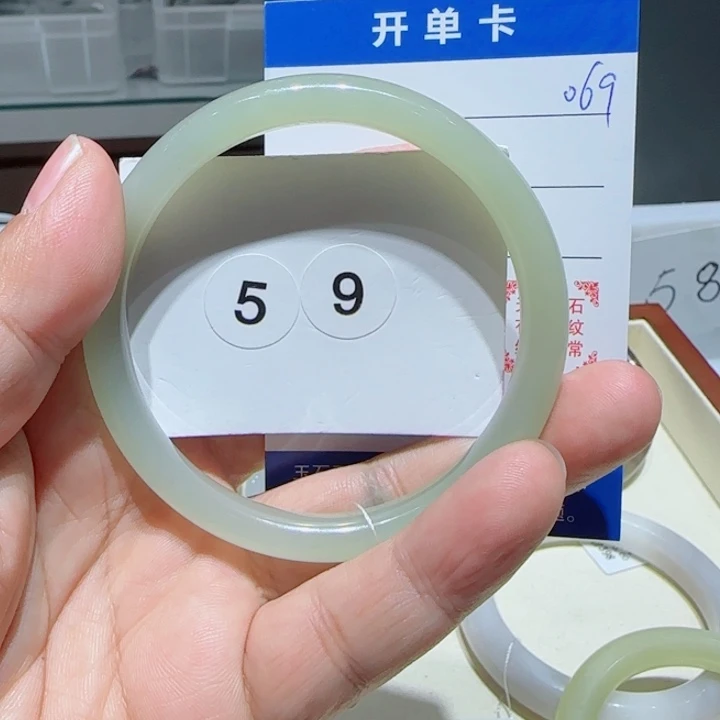 左***串和田玉未镶嵌手镯074