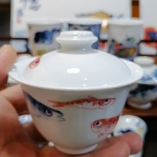 无***着景德镇陶瓷手绘盖碗八大鱼