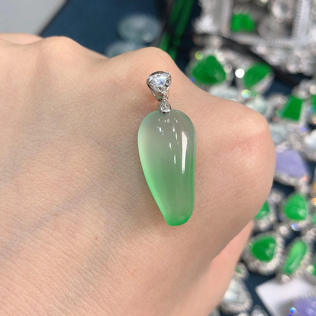 翡翠18K金镶嵌颈饰木那高冰飘甜绿福瓜 48小时鉴赏期