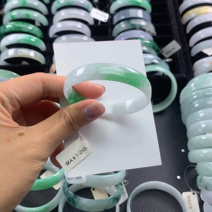 翡翠手镯未镶嵌祥****霞公主