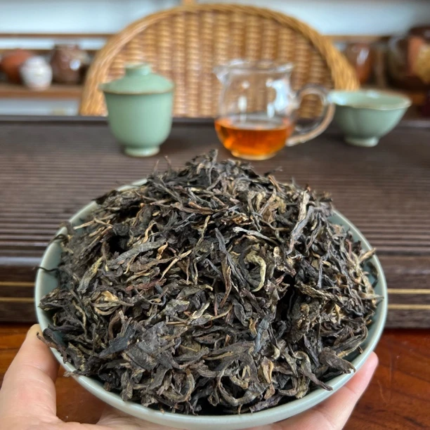 2004年老曼娥古树秋茶（散块）普洱生茶紧压茶