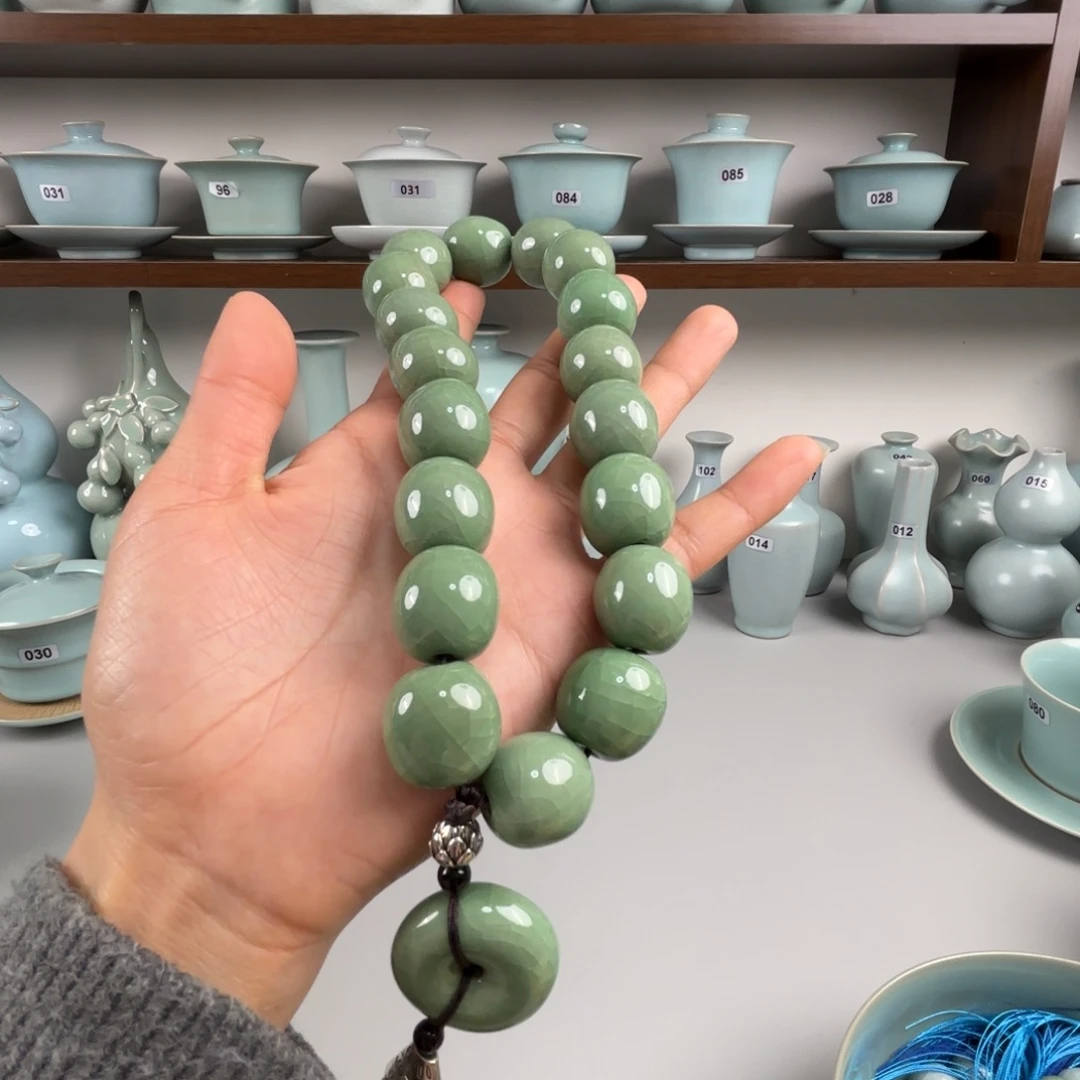 陶摆件汝瓷手持豆绿釉