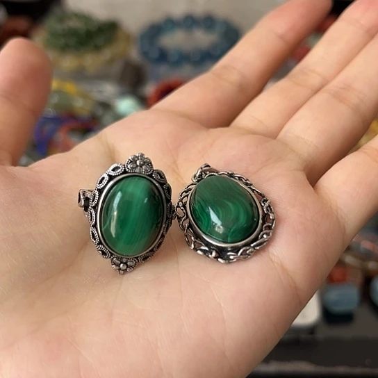 孔雀石颈饰合金矿坑