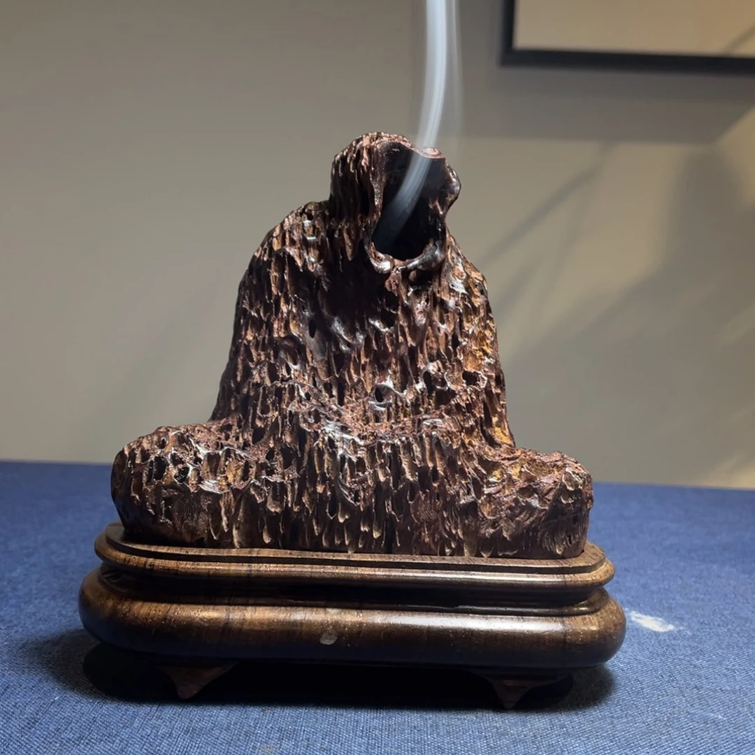 交趾黄檀（大红酸枝）今****。木雕工艺品摆件