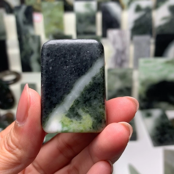 独山玉颈饰未镶嵌