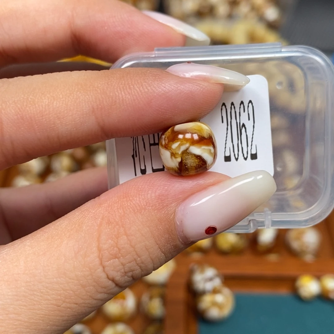 蜜蜡未镶嵌珠宝奇石2062