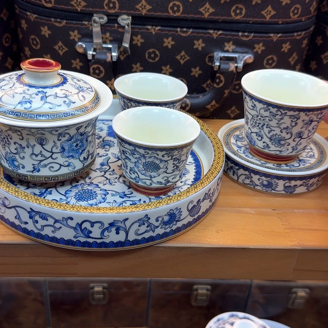 盖碗里的水煮开后放入