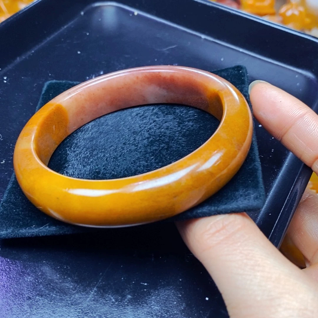 未镶嵌石英质玉（黄龙玉）颈饰