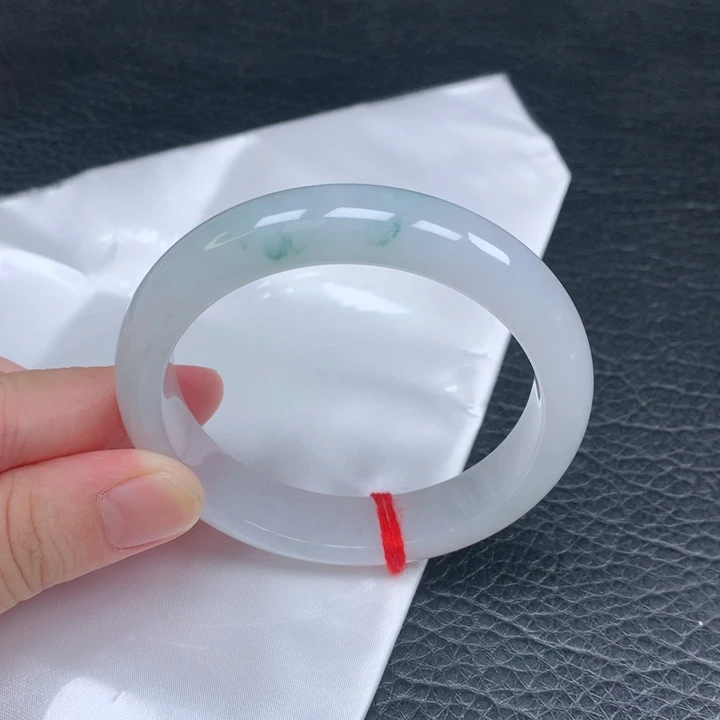 翡翠手镯未镶嵌。