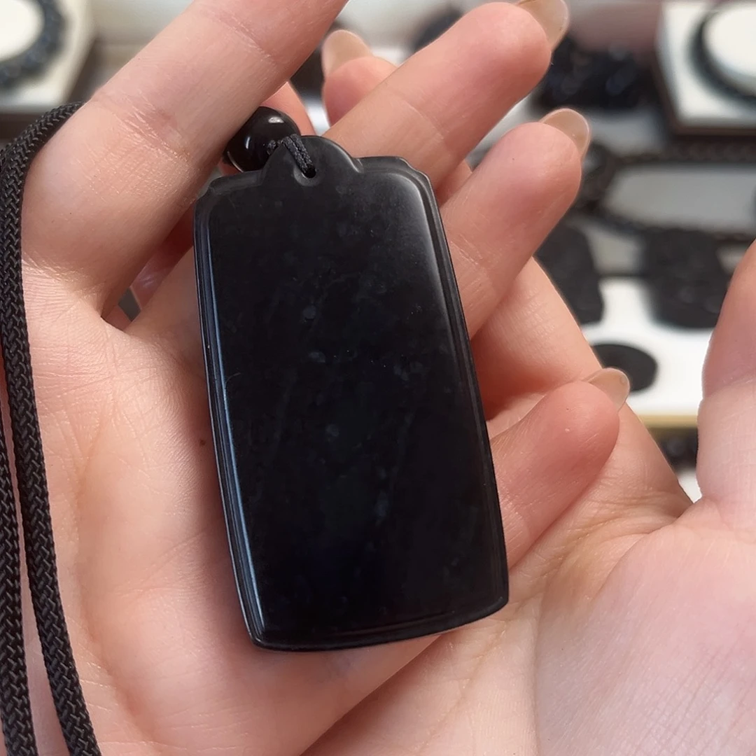 和田玉（墨玉）未镶嵌颈饰裂