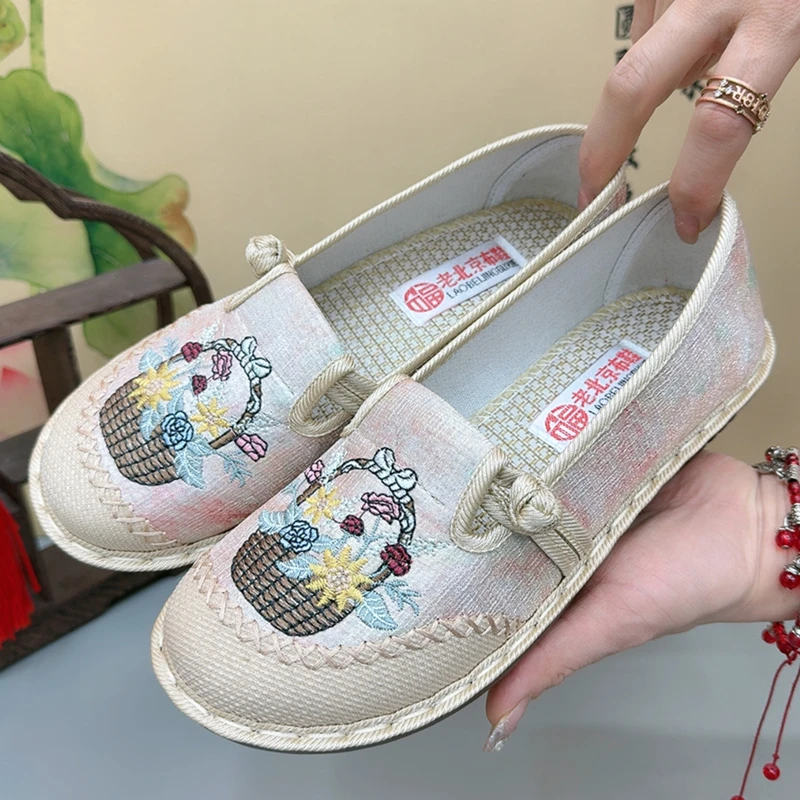 春季新款老北京布鞋女舒适透气绣花鞋防滑软底不累脚中老年妈妈鞋