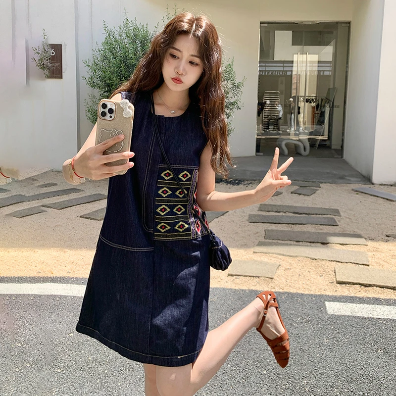 复古设计感刺绣牛仔连衣裙女2025夏季新款休闲配包包小个子背心裙