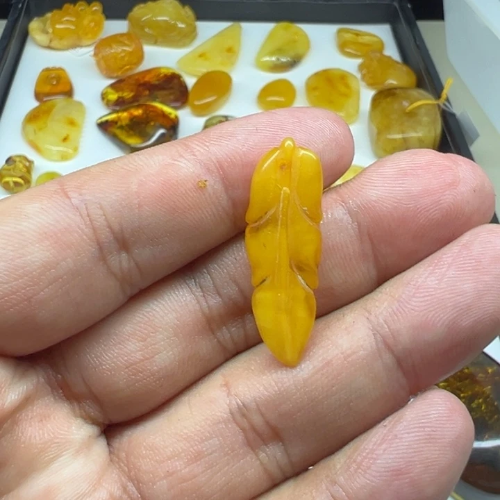 琥珀未镶嵌珠宝奇石