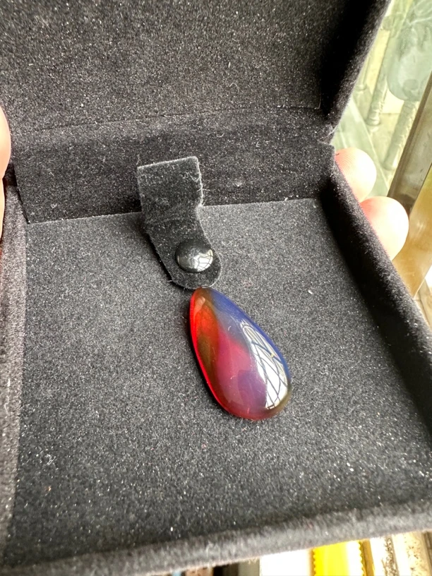 天然缅甸琥珀血珀，自然光血紫色