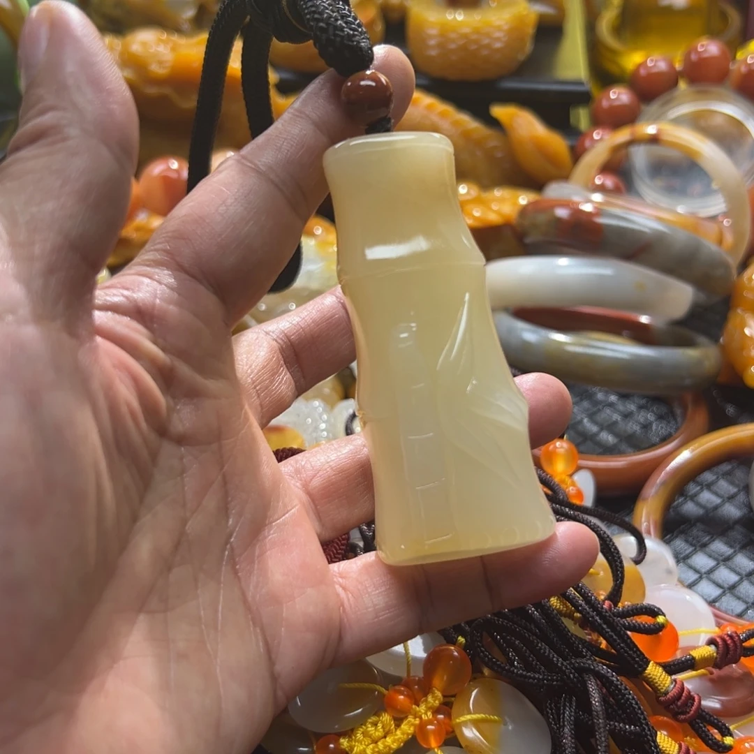 石英质玉未镶嵌颈饰