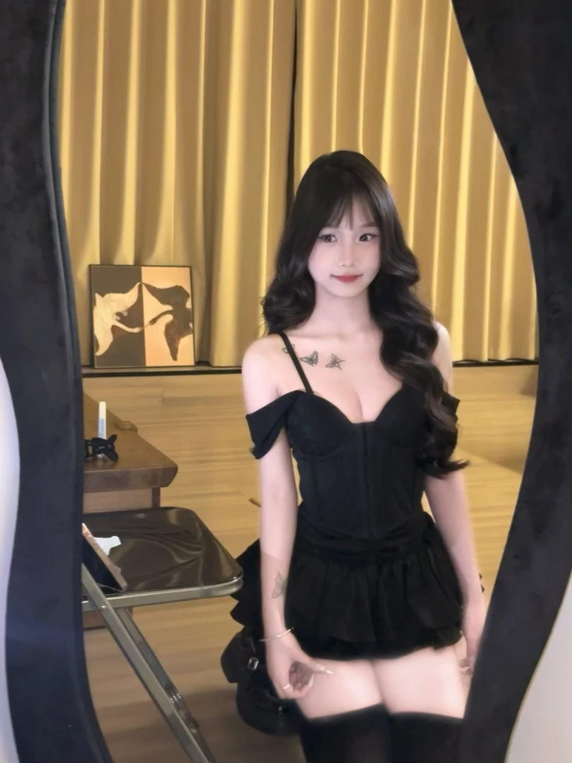 乖乖爱吃辣o｜甜辣妹 黑色蕾丝鱼骨一字肩拼接收腰性感上衣