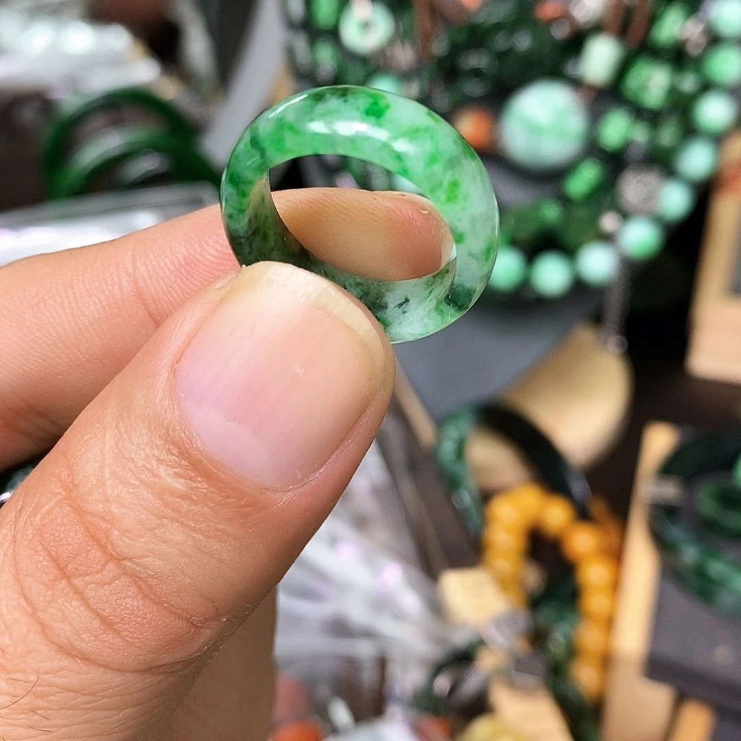 未镶嵌戒指翡翠静***室漂亮美眉