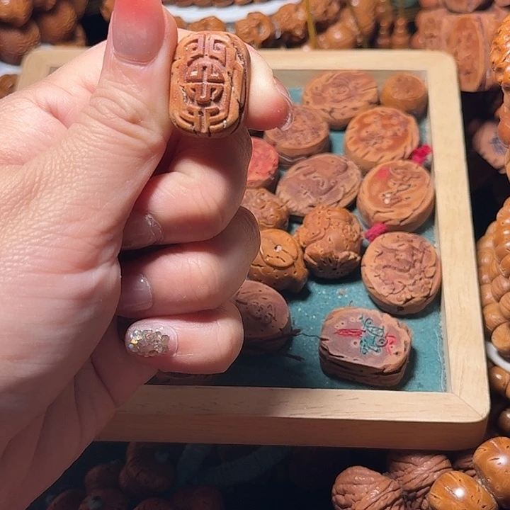 桃核手串博古纹背云