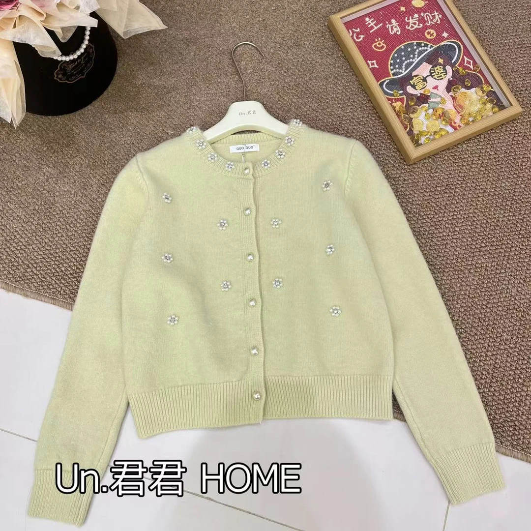 君君家【重工小花】7793圆领重工小花珍珠纽扣甜美小香风毛衣开衫